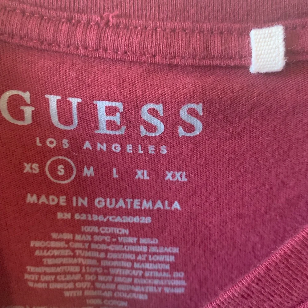 Guess Red Short‎ Sleeve Graphic Tee - Picture 2 of 7